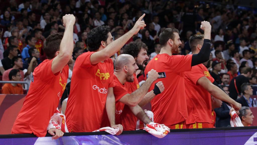 El banquillo español celebra una canasta de España