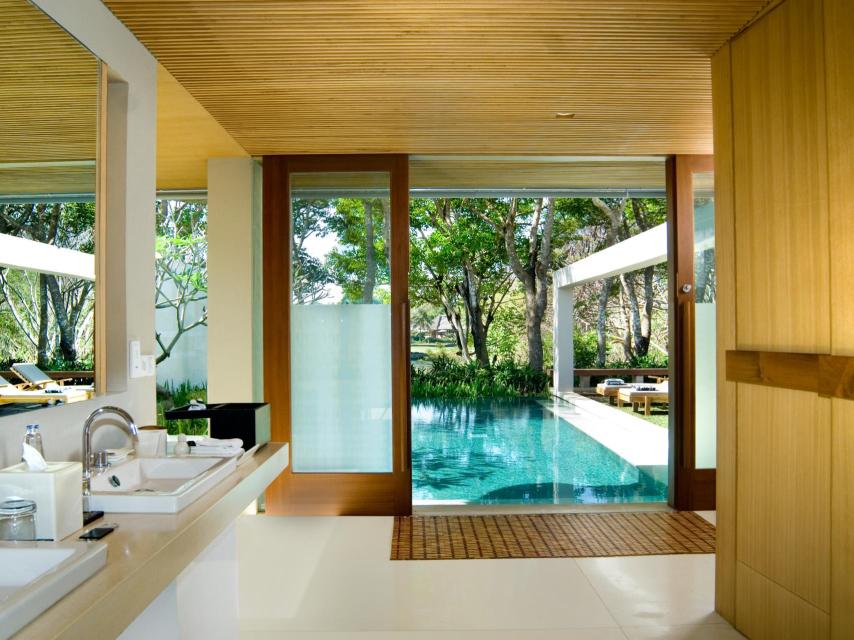 Muchos de los baños tienen acceso directo a piscinas infinitas.