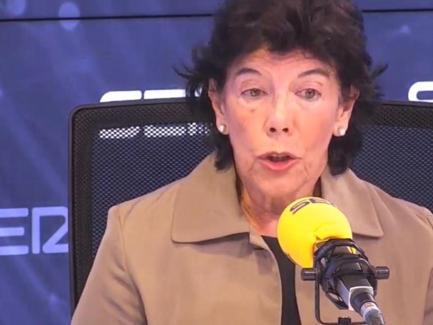 La ministra de Educación, Isabel Celaá, durante  una entrevista