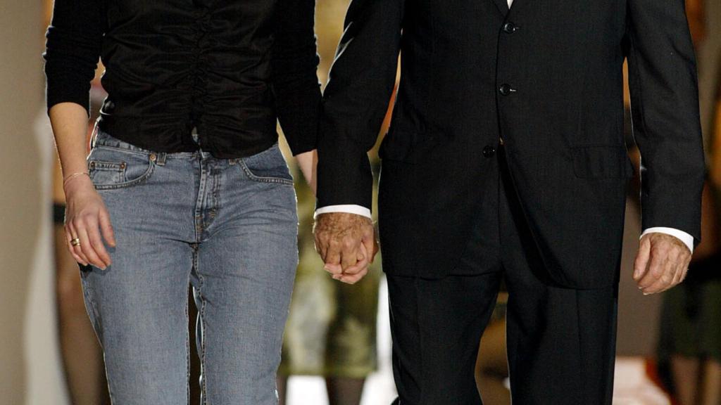 Nuria Sardá junto a su padre, en un desfile en 2001.