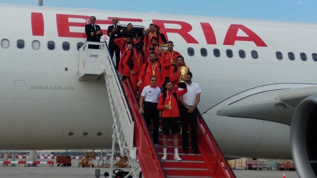 Rudy bajando del avión con la Copa de Campeones seguido del resto del equipo