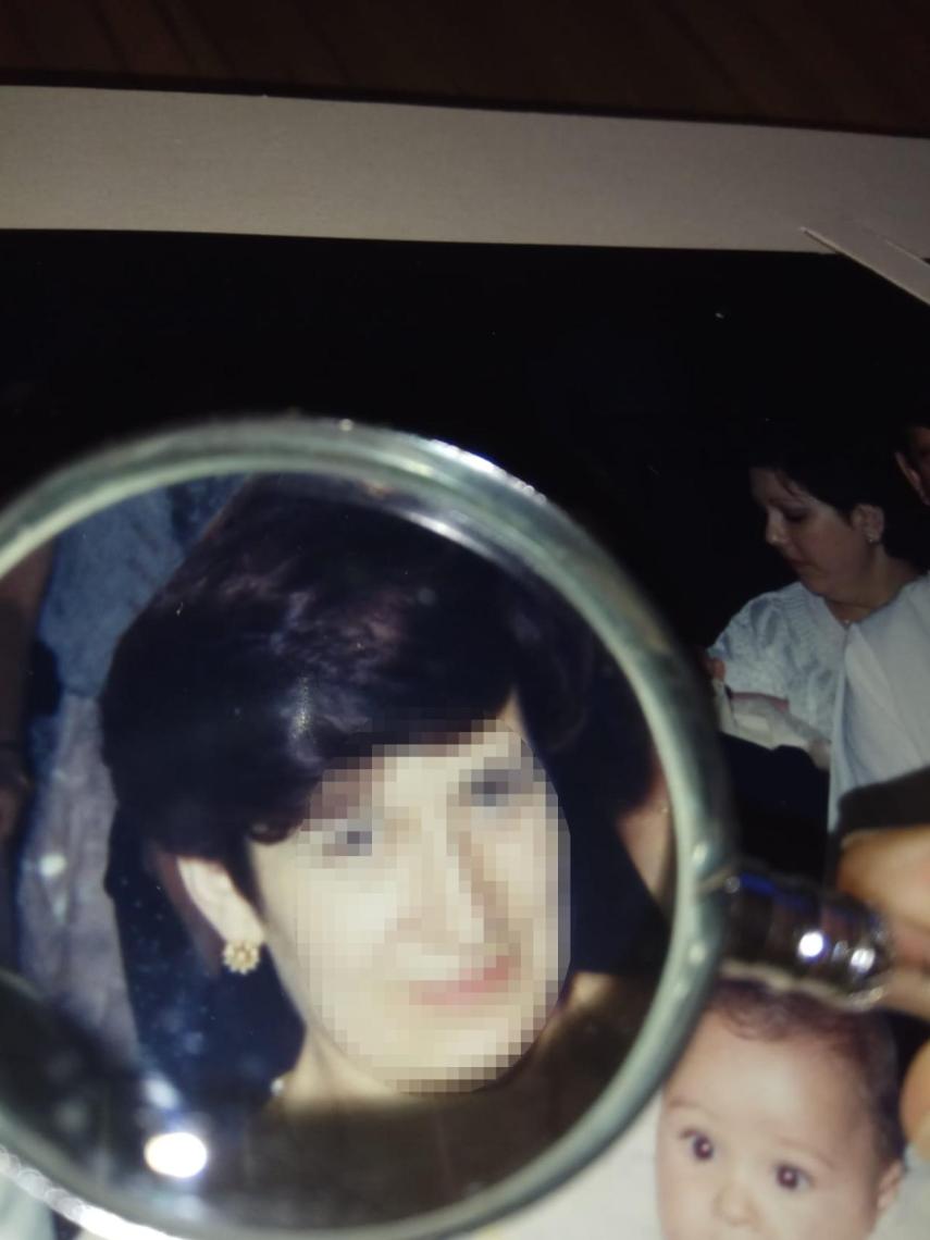 La madre de Verónica, en una foto de la mujer cuando era joven. En ella se le ve uno de los pendientes sustraídos a su hija.