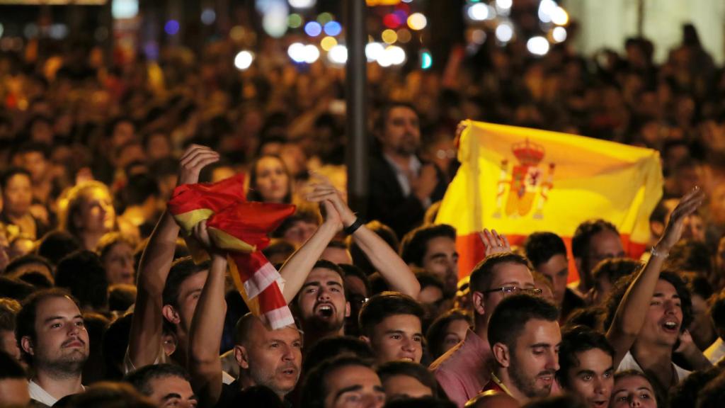 Miles de aficionados esperan a la Selección en Colón