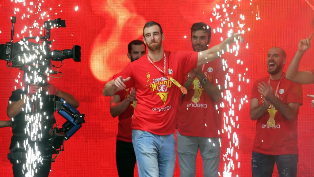 Victor Claver celebra el título mundial en Colón con la afición