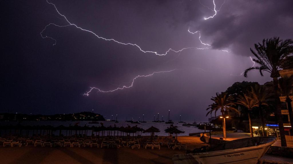 Tormenta eléctrica registrada la madrugada de este sábado en Mallorca. EFE/Cati Cladera.