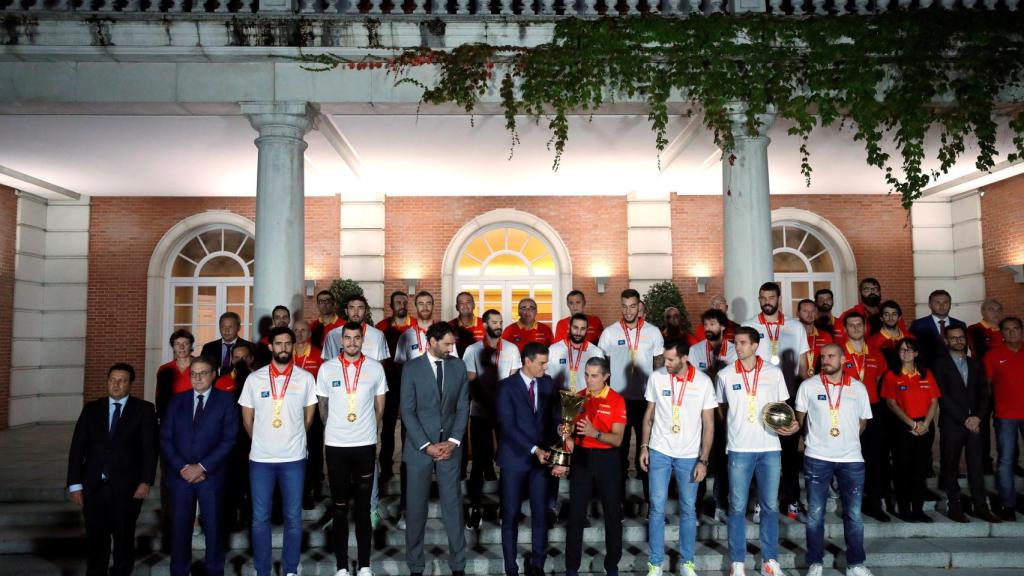 La selección española de baloncesto, recibida por Pedro Sánchez en la Moncloa
