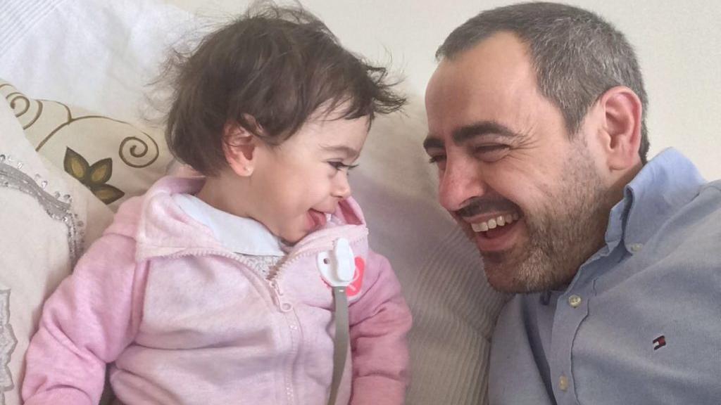 La pequeña Marta, enferma de NPC, junto a Ignacio, su padre.