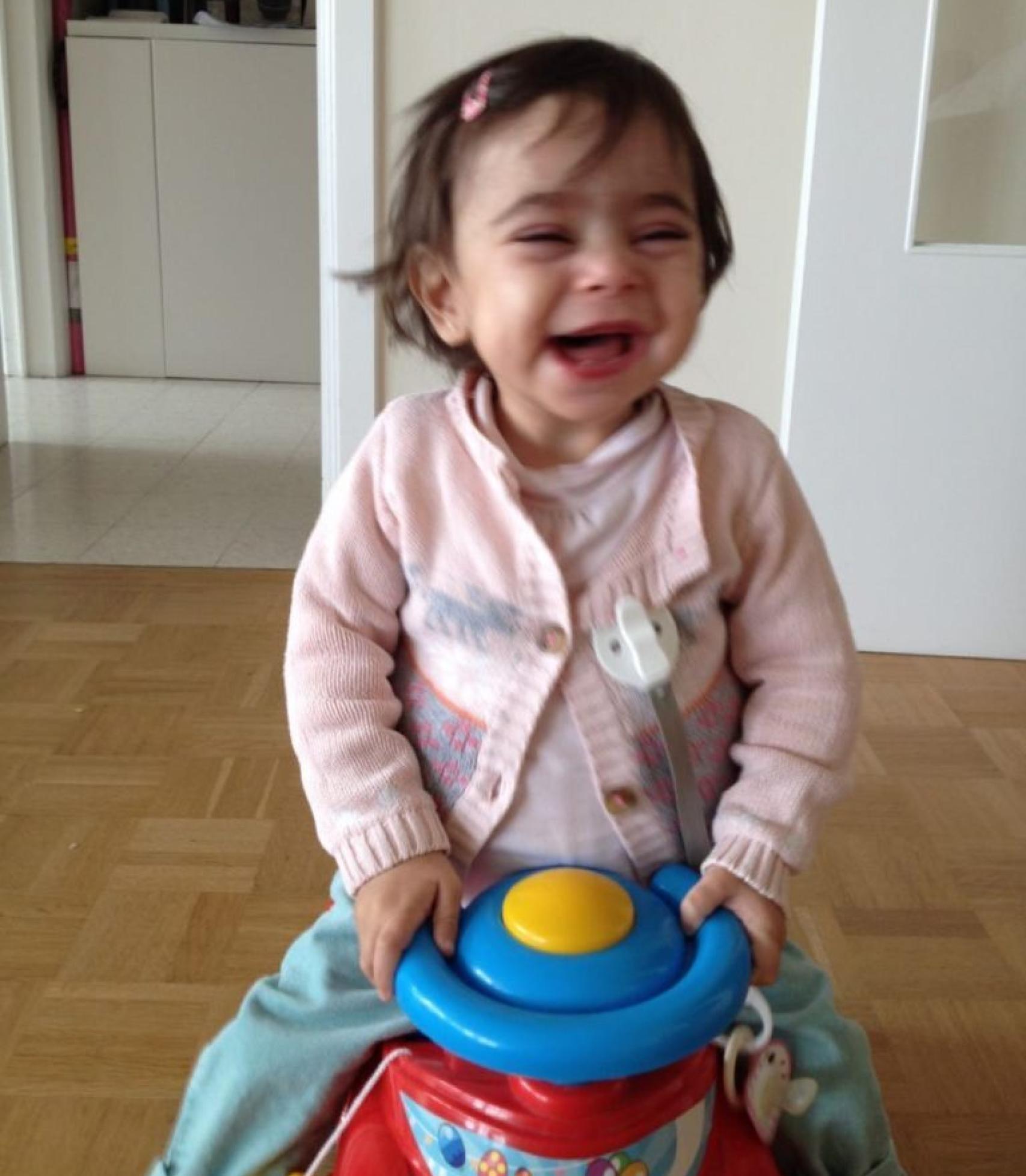 A pesar de padecer la enfermedad rara Niemann Pick C, Marta es un espectáculo de risas, dice su padre.