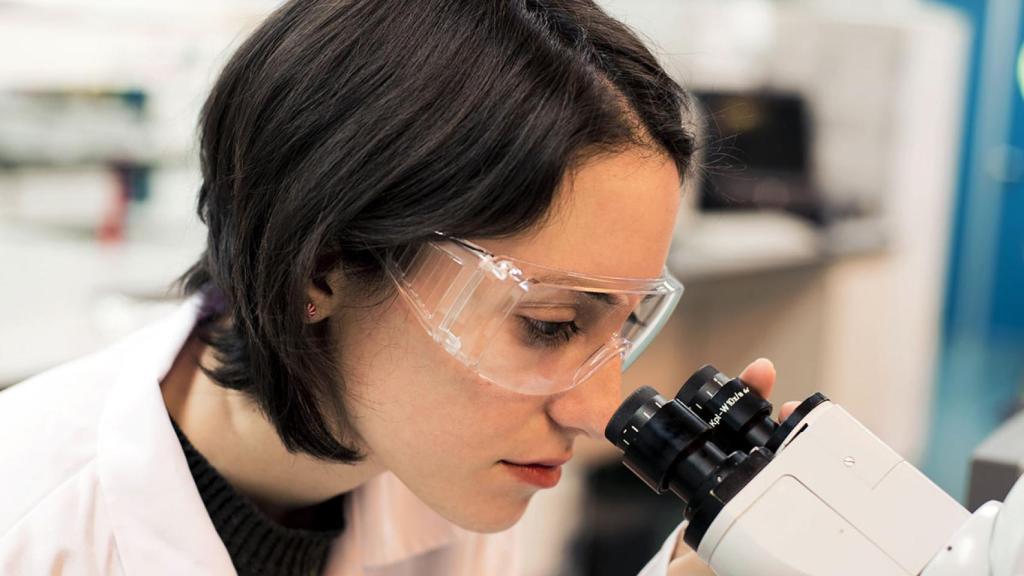 El Gobierno quiere potenciar el número de mujeres en I+D+i, aunque es mayor que en la UE