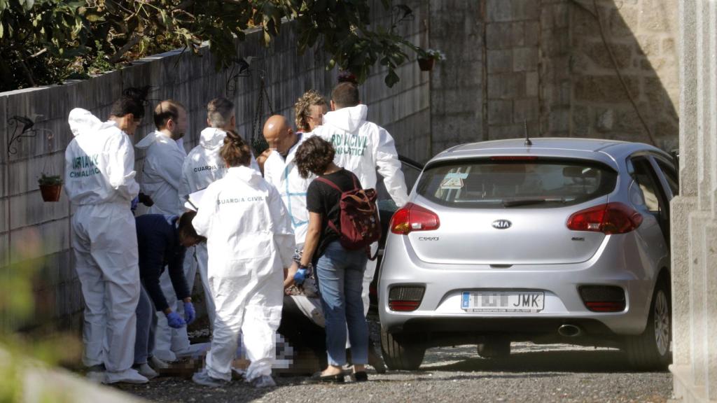 Agentes de la Policía Judicial  en la vivienda donde se cometió el crimen.