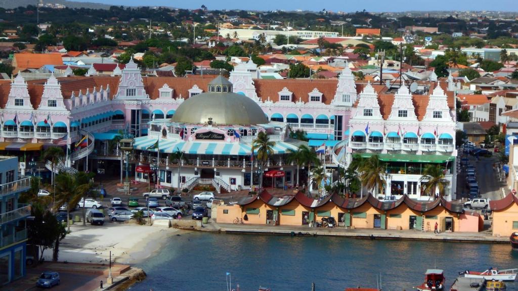 Las tiendas más exclusivas están a pocos metros del puerto y de la playa.