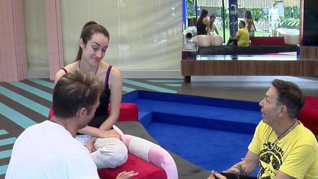 Adara y Joao charlaron distendidamente en el salón.