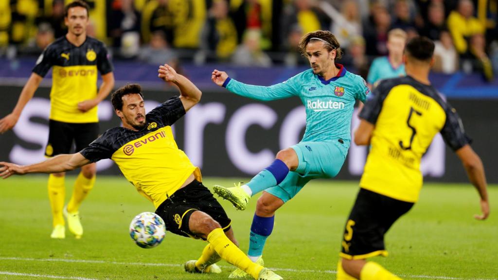 Griezmann disputa un balón