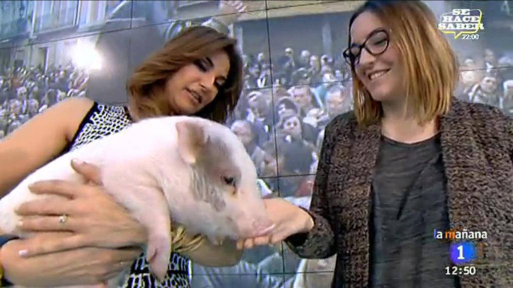 Mariló Montero con el cerdito Brontos.