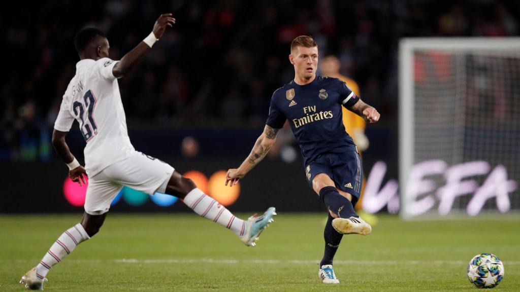 Kroos presionado por Idrissa Gueye