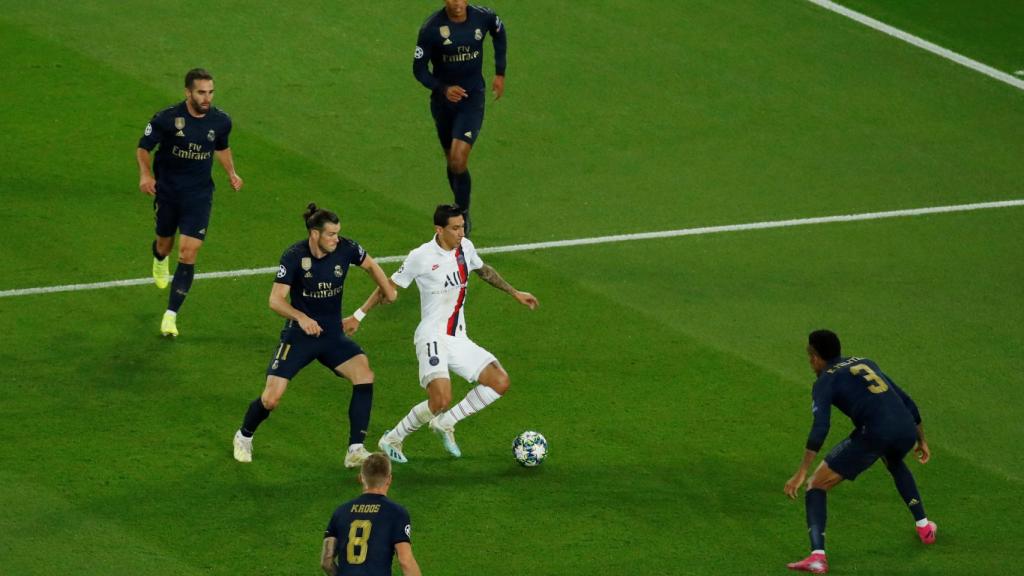 Di María rodeado de jugadores del Real Madrid