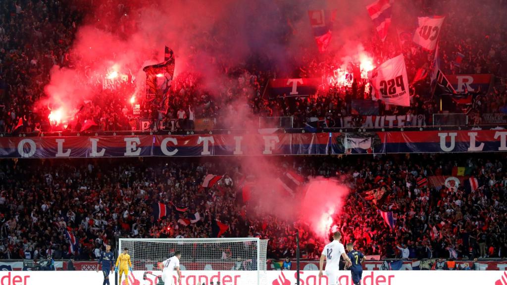 Los ultras del PSG encienden bengalas durante el partido