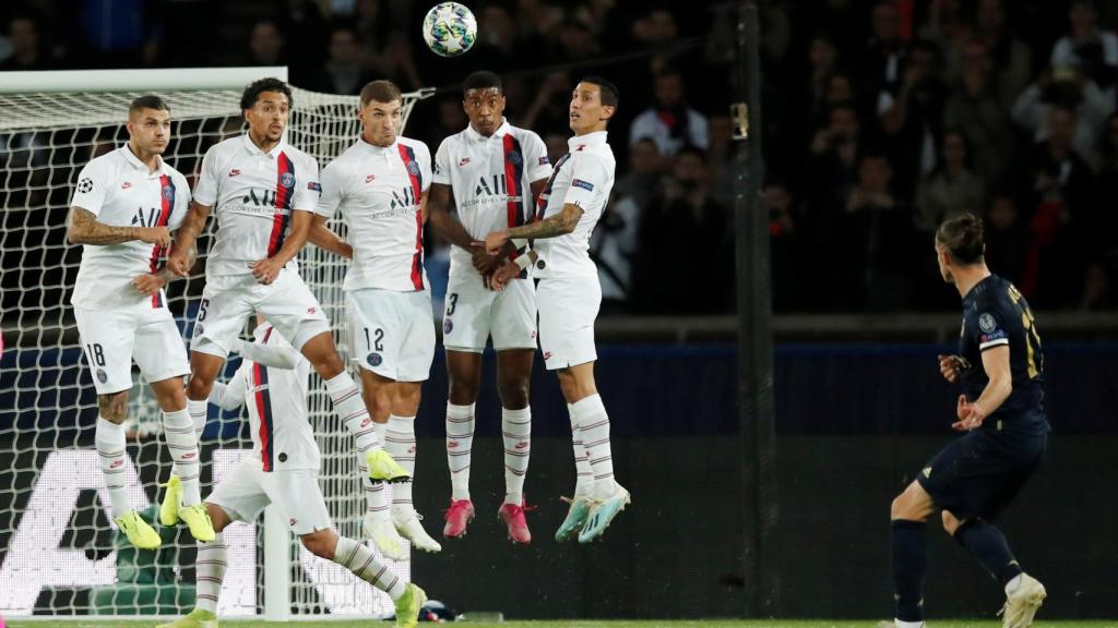 Gareth Bale lanza una falta al borde del área del PSG