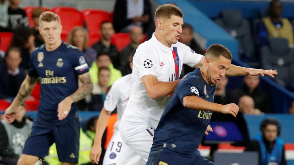 Thomas Meunier presiona a Eden Hazard