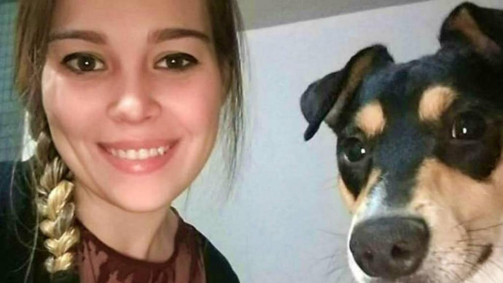 Miriam Vallejo junto a uno de sus perros