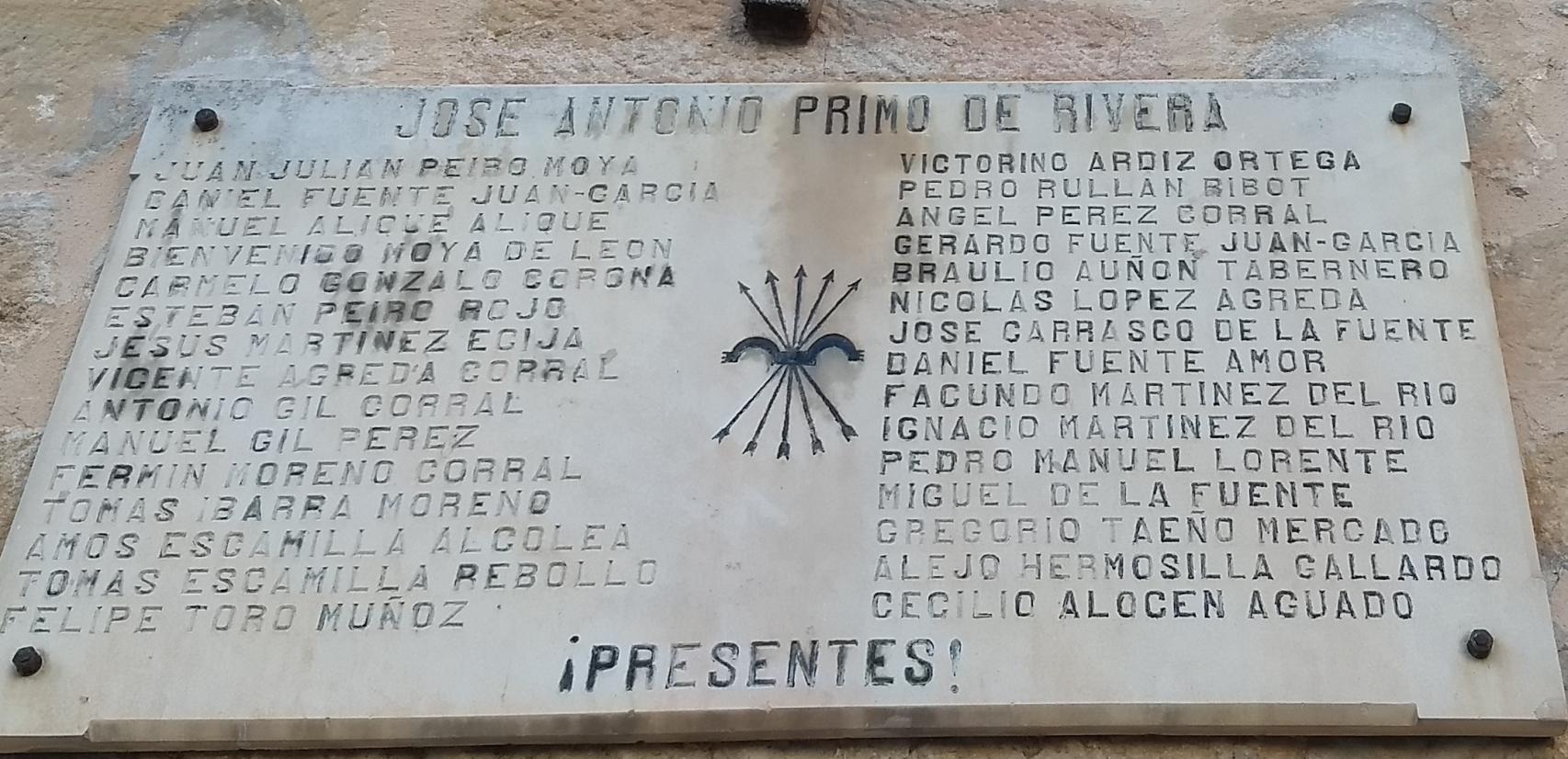 Placa en la fachada de la parroquia de Nuestra Señora de la Asunción de Sacedón (Guadalajara), en la actualidad.