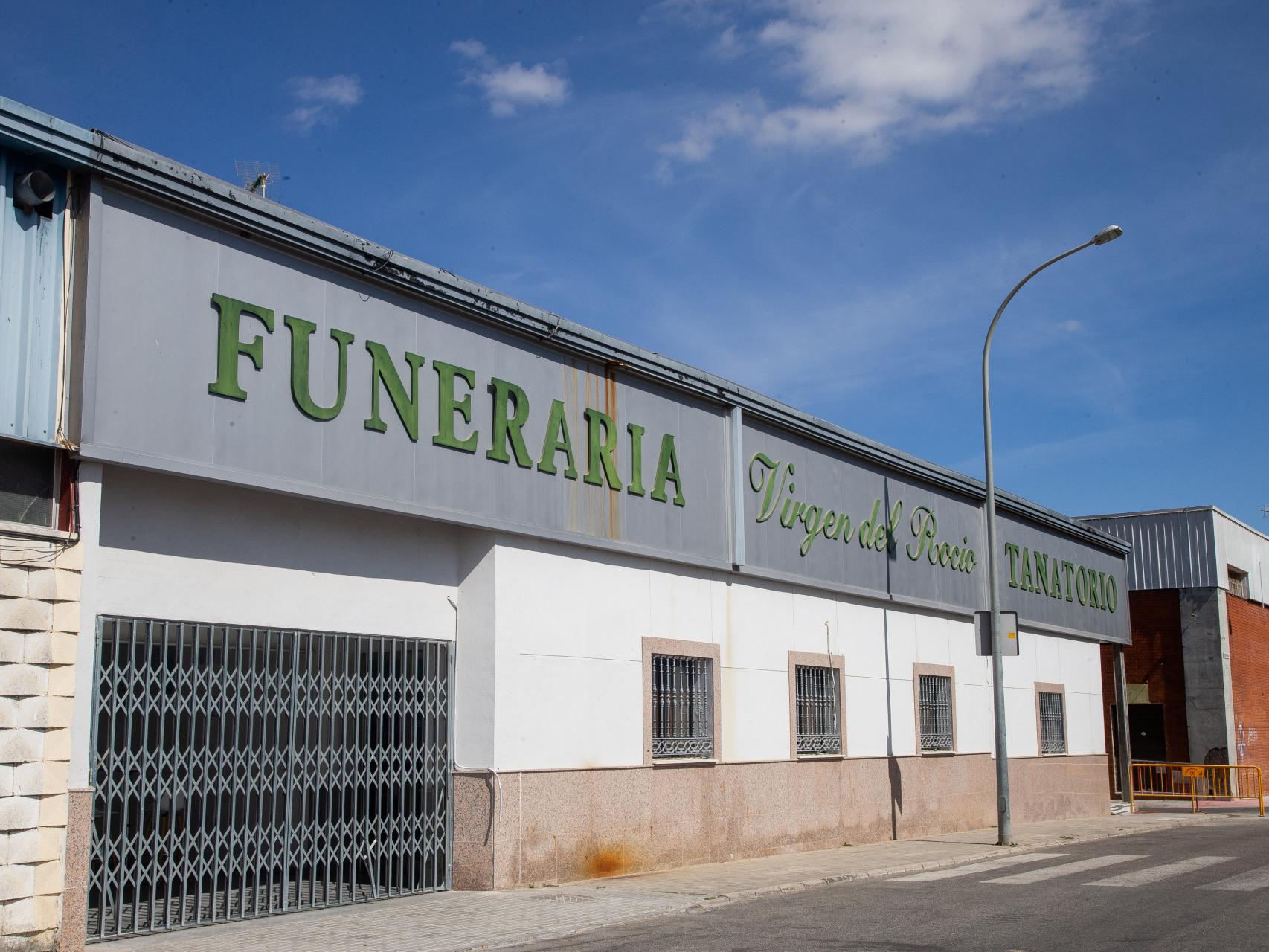 Los tanatorios sevillanos de los horrores: cadáveres en garajes, gusanos y  cucarachas