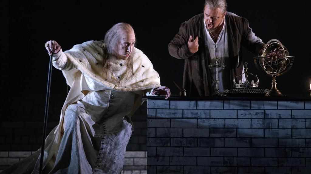 El Gran Inquisidor y el rey Felipe II, en Don Carlo.