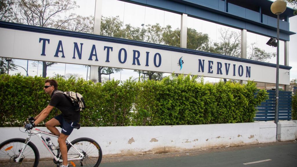 Una vista del Tanatorio de Nervión, que en 2017 fue multado por el ayuntamiento de Sevilla tras las denuncias de los vecinos.