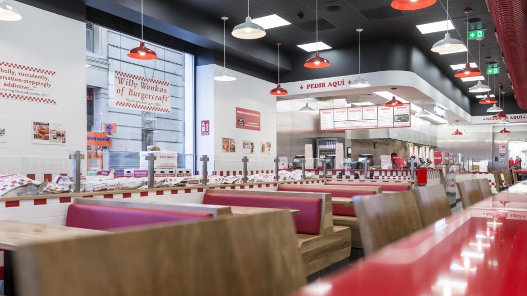 En los locales de Five Guys, puedes seguir todo el proceso de creación de tu hamburguesa.