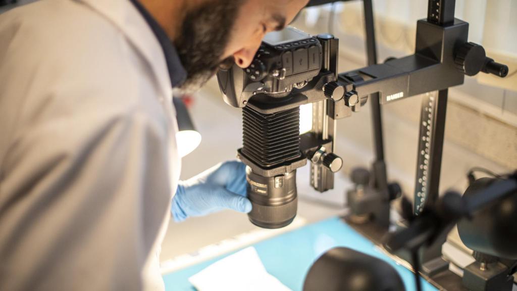 Manuel Miralles fotografía el dedo humano para la obtención de la huella dactilar.