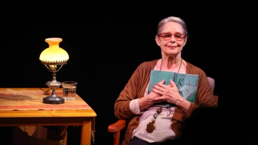 Vicky Peña arranca el monólogo 'En casa' leyendo una guía de Kabul