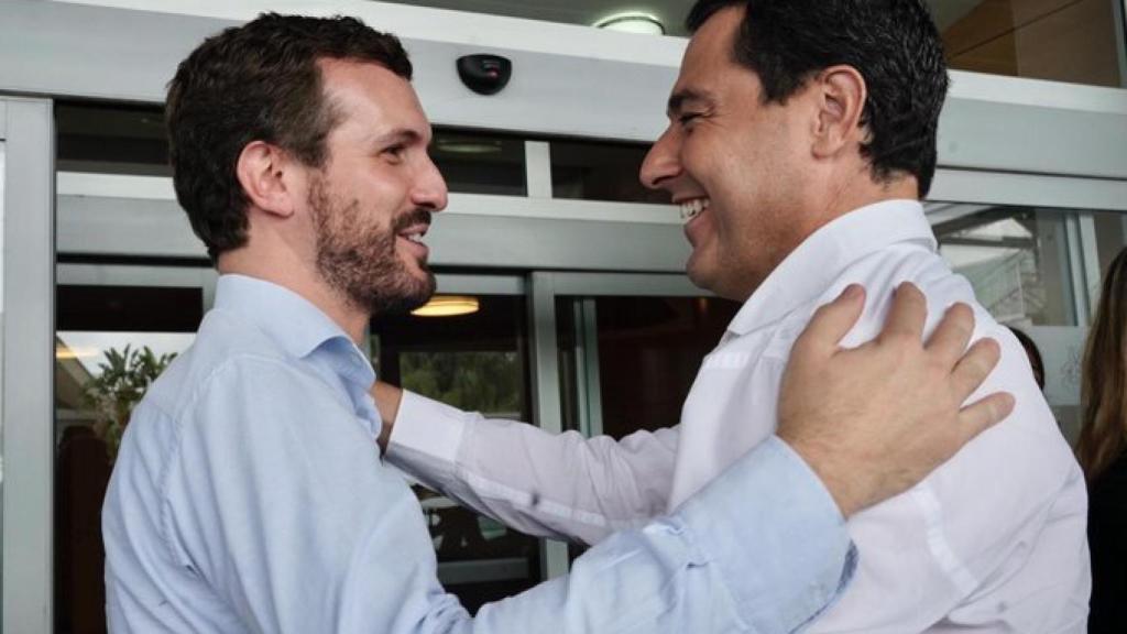 Pablo Casado con Juanma Moreno antes del mitin en Málaga en una imagen de archivo.