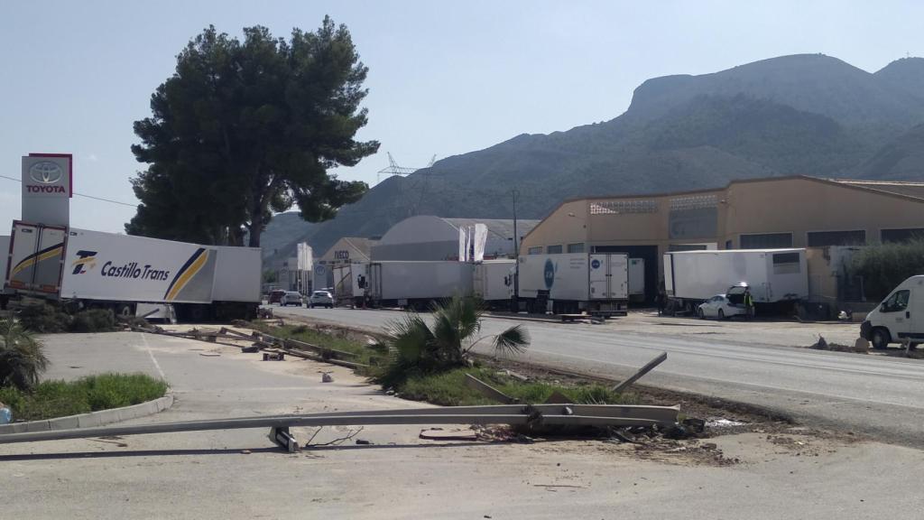En la carretera nacional N-340 a su paso por Orihuela hay decenas de remolques de camiones 'varados' en la cuneta.
