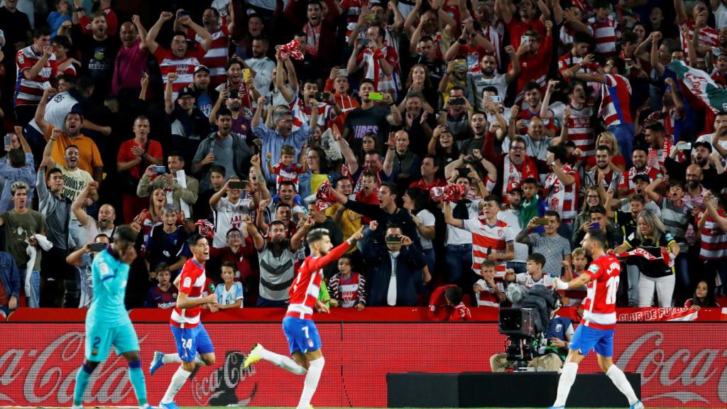 Los jugadores del Granada celebran el segundo gol del partido. Granada - Barcelona