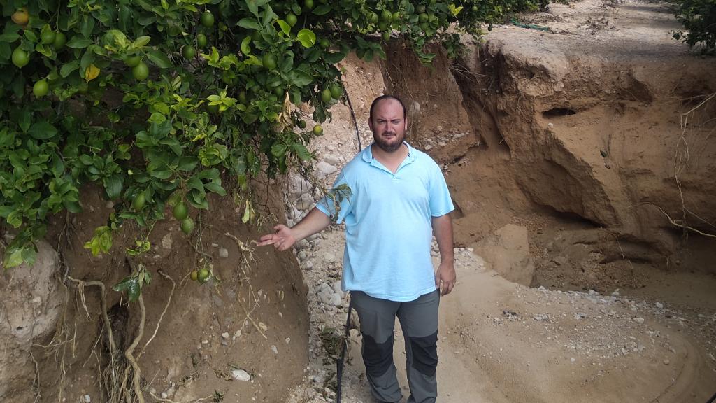 Pedro Antonio muestra los estragos que han causado las lluvias torrenciales abriendo agujeros en sus fincas .