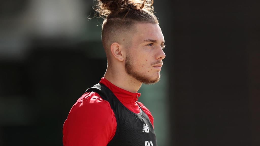 Harvey Elliott entrena con el Liverpool