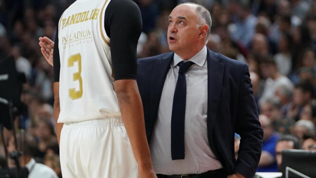 Randolph y Pablo Laso hablan durante la final de la Supercopa. Foto: ACB Media