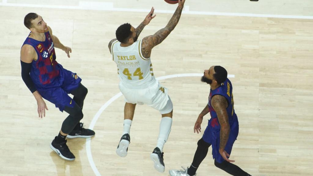Canasta de dos de Jeffery Taylor en El Clásico de la Supercopa ACB. Foto: ACB Media