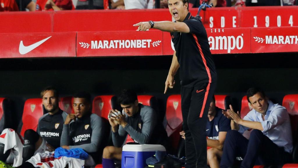 Julen Lopetegui da órdenes a sus jugadores durante el Sevilla - Real Madrid