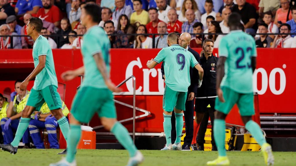 Benzema celebra con Zidane su gol en el Sevilla - Real Madrid