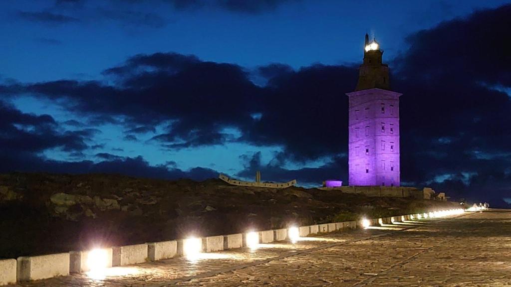 La Torre de Hércules se iluminó de morado por el Día del Alzhéimer