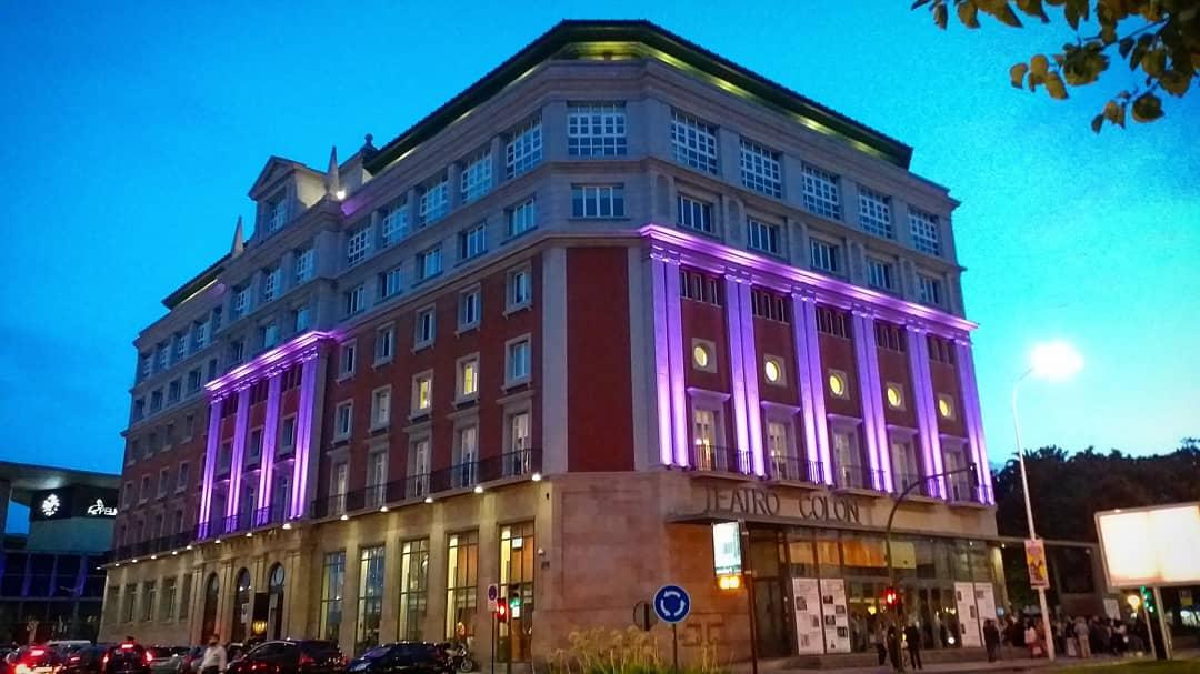 El Teatro Colón, iluminado anoche por el Día Internacional del Alzheimer (@Silcerino)