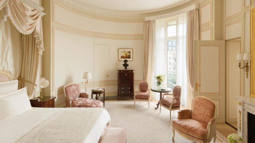 Detalle de la Deluxe Suite, elegante y clásica.