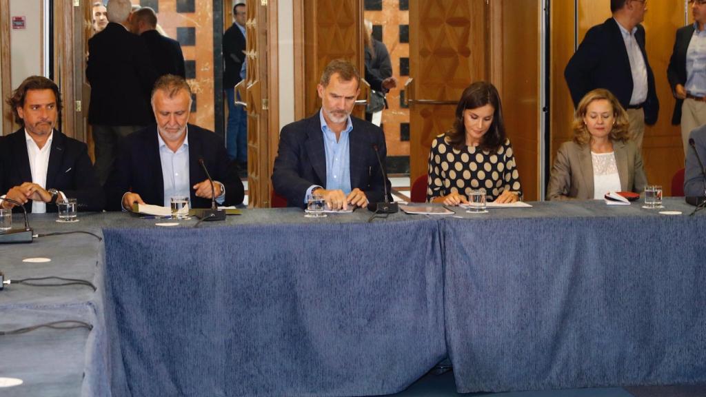 Los monarcas han optado por estilismos formales para una cita seria e importante.