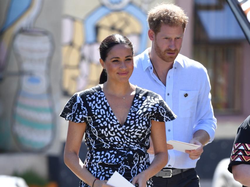 Meghan Markle y el príncipe Harry han llegado sonrientes y con ropa desenfadada en su primer viaje oficial tras el nacimiento de Archie.
