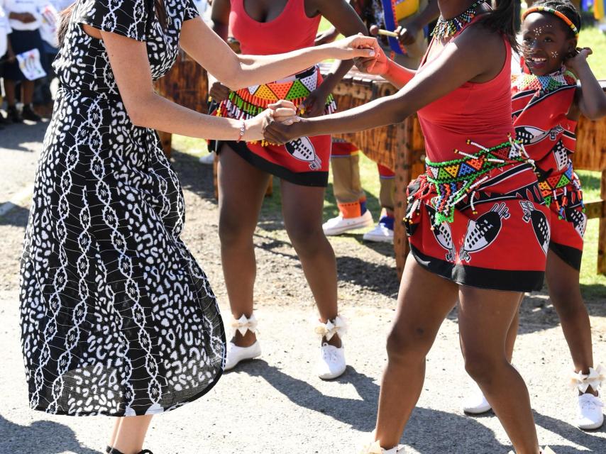 Los duques de Sussex no han dudado en saludar, abrazar e incluso bailar con los asistentes al evento.