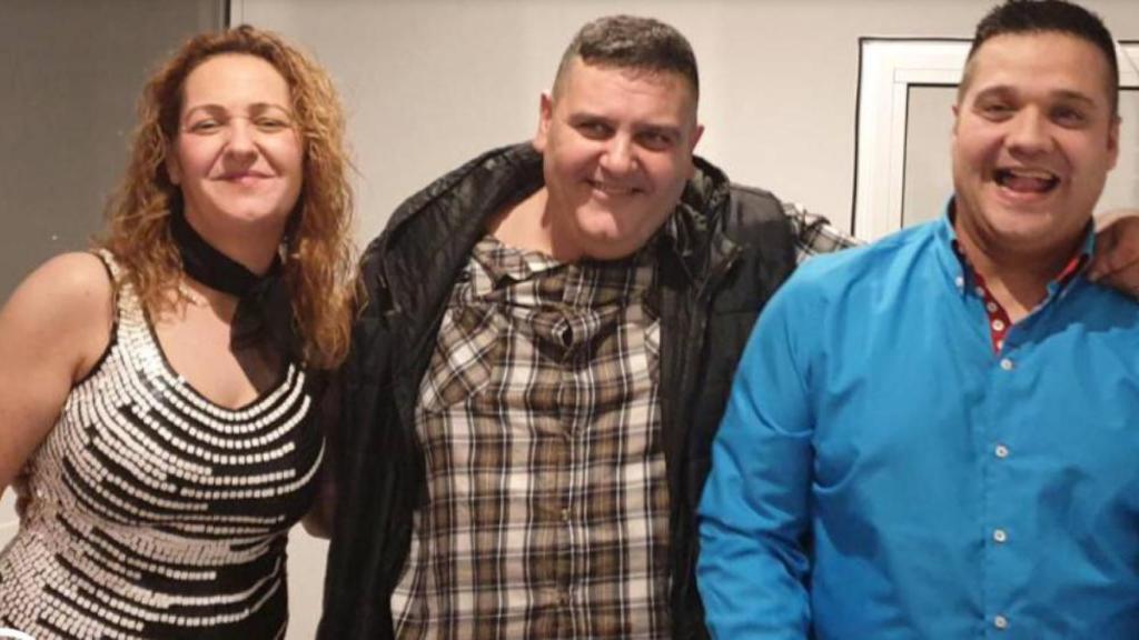 Susana, a la izquierda, junto a sus dos hermanos