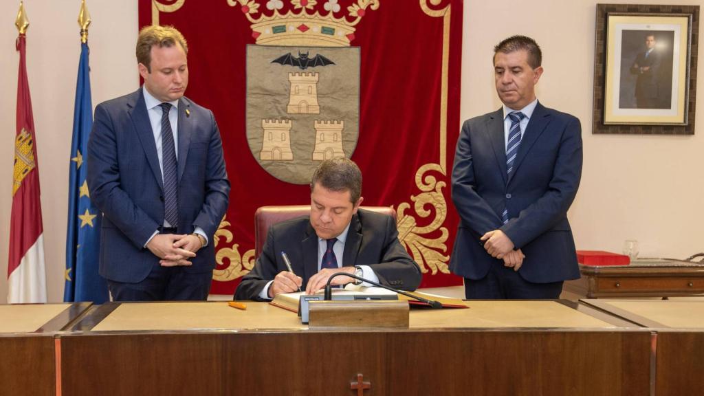 Emiliano García-Page, este lunes en Albacete entre Vicente Casañ y Santiago Cabañero