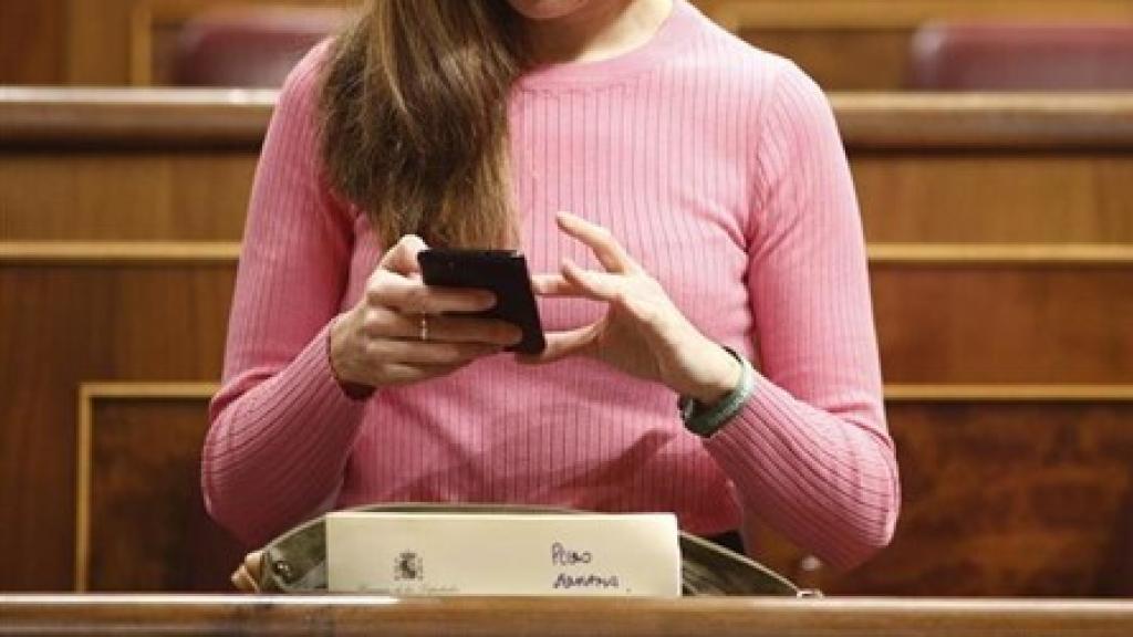 Ione Belarra, la portavoz de Unidas Podemos en el Congreso de los Diputados, consulta su teléfono en una imagen de archivo.