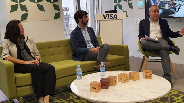 Mesa de debate sobre la SCA con Pilar Clavería (AEB), José Luis Zimmerman (Adigital) y Andrea Fiorentino (VISA).